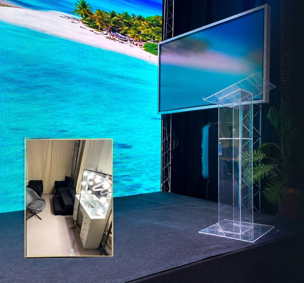 Painel de LED ao fundo, com púlpito de acrílico e monitor de retorno no palco da Vertix Hall