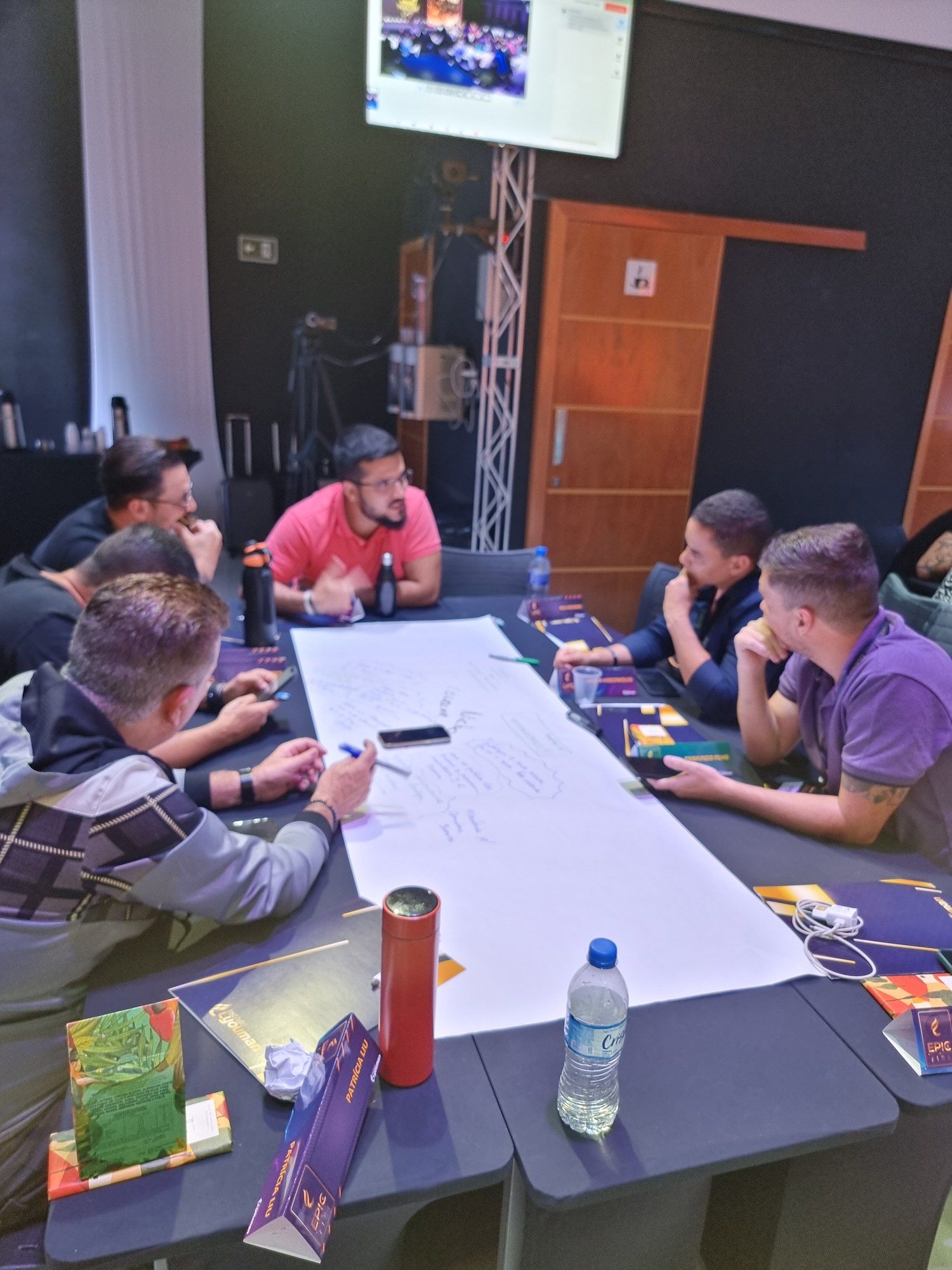 Workshop em andamento com participantes em torno das mesas